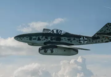 Im Vereinigten Königreich hob ein Nachbau ...