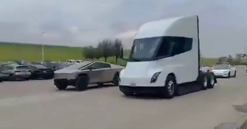 Tesla Semi und Cybertruck liefern sich ein "Drag Race" - Lkw besiegt Pick-up-Truck