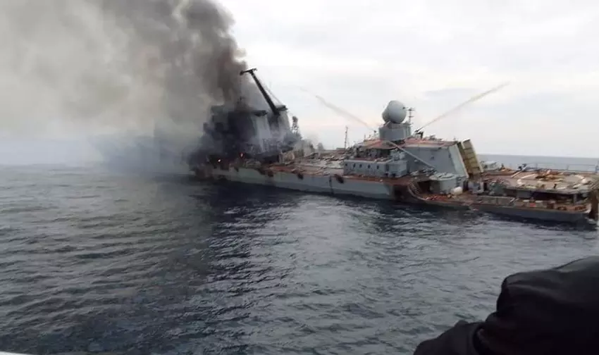 Die ukrainischen Streitkräfte zeigen, wie ukrainische Drohnen, MLRS und Panzerabwehrkanonen russisches Gerät auf Snake Island zerstören (Video)