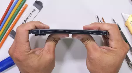 Das Pixel 10 Pro XL wird sich nicht biegen, nicht schmelzen, hat aber Angst vor dem Skalpell: Blogger JerryRigEverything hat Googles Flaggschiff einem Test unterzogen