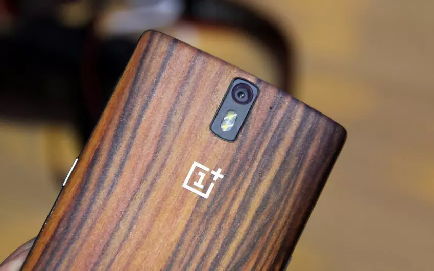 Insider: OnePlus 12 könnte eine spezielle Version mit einer Holzrückwand wie das OnePlus One und OnePlus 2 bekommen