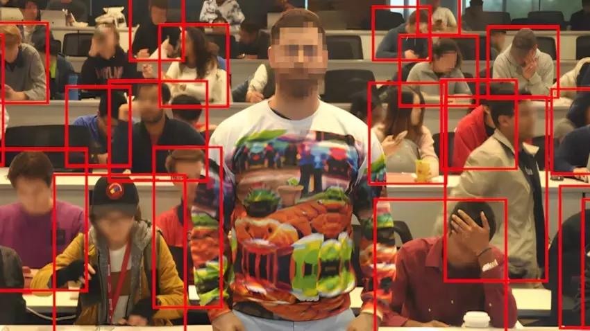 Unsichtbarer Pullover: Wissenschaftler schufen einen speziellen Aufdruck auf Kleidung, der KI-Systeme der menschlichen Erkennung "bricht"