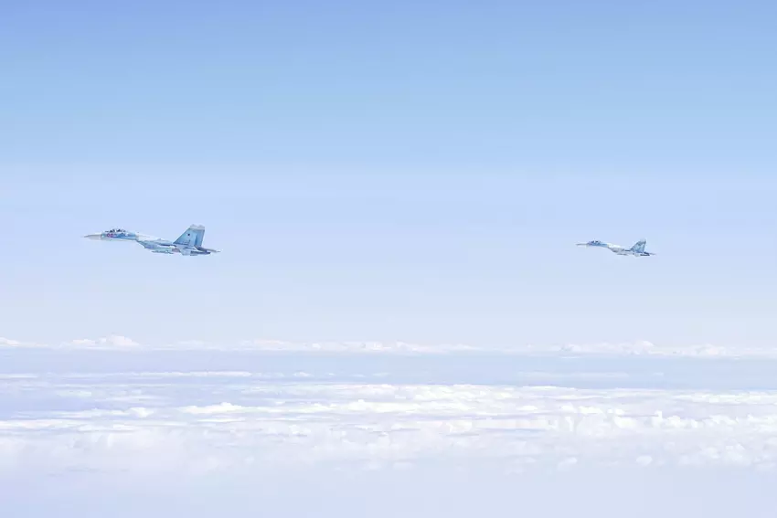 Eurofighter Typhoon-Kampfflugzeuge der Royal Air Force und der Luftwaffe fangen drei russische Flugzeuge über der Ostsee ab