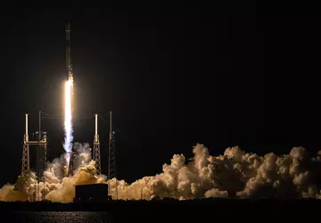 SpaceX bringt Starlink-Internet-Satelliten in den Orbit ...