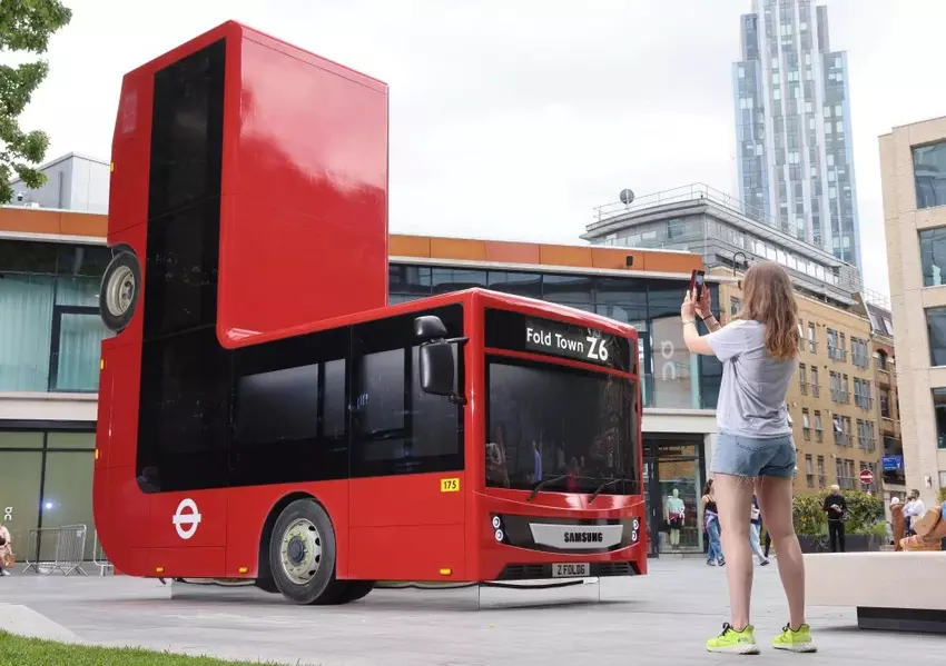 "Willkommen in Fold Town": Samsung faltet einen Londoner Bus zusammen, um für sein neues Galaxy Fold 6 und Galaxy Flip 6 zu werben