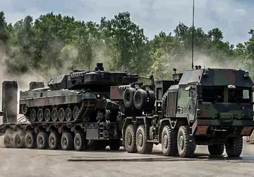 Deutschland spendet BIBER-Fertiger, 2A1 Dachs Pionierpanzer, ...