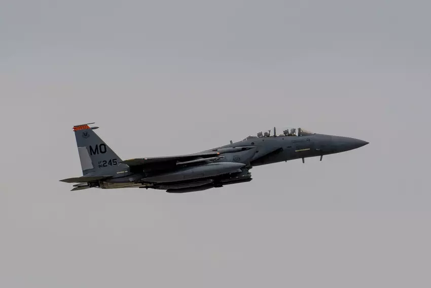 USA entsenden weitere F-15E Strike Eagle-Kampfflugzeuge zur Unterstützung der F-35 Lightning II nach Japan