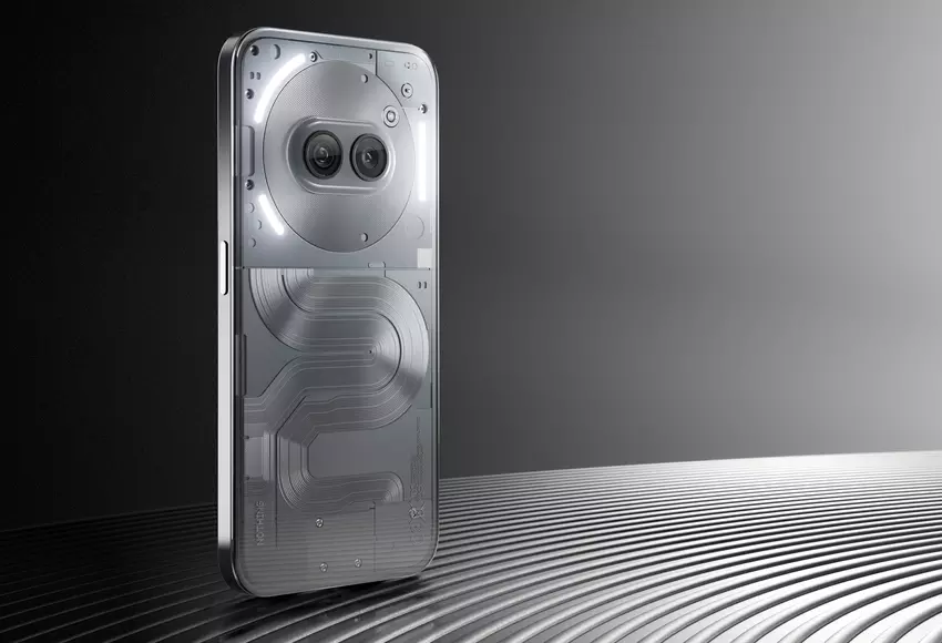 Nichts zeigte Phone (2a) Plus vor der Ankündigung: eine Kopie von Phone (2a) in silberner Farbe