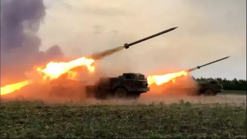 Ukrainische Artilleristen zerstörten einen ganzen Konvoi russischer Fahrzeuge mit Munition und Treibstoff (Video)