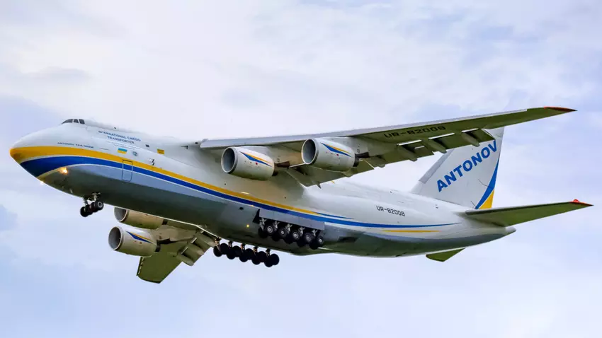 Ukrainische An-124 Ruslan liefert F-16-Kampfflugzeugrümpfe an Polen