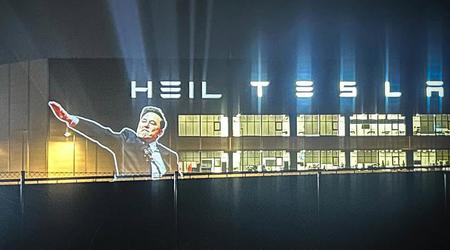 Musks Nazi-Gruß wurde mit einem Projektor auf die Fassade der Gigafactory Berlin-Brandenburg projiziert