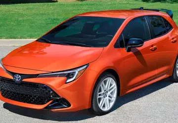 Weiße Felgen, helle Karosseriefarbe: Toyota Corolla ...