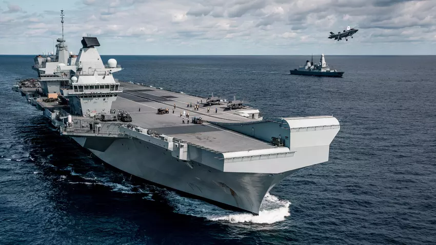Die HMS Queen Elizabeth segelte in die Vereinigten Staaten, um die funktionsunfähige HMS Prince of Wales vor europäischen Übungen zu ersetzen