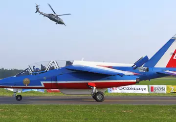 Flugzeug der Patrouille de France kollidiert ...