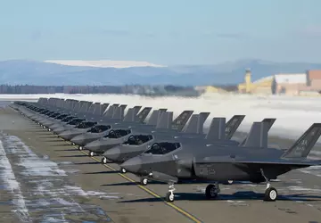 USA entsenden erstmals F-35 Lightning II-Kampfjets ...