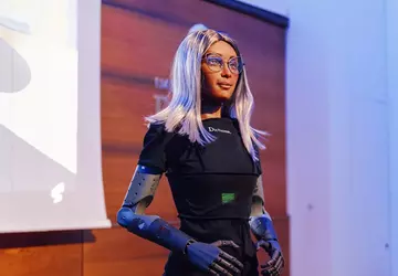 Der humanoide Roboter Mika wird der ...