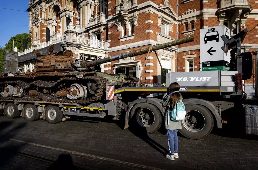 T-72B in den Niederlanden - zerstörter russischer Panzer auf dem Leidseplein-Platz im Zentrum von Amsterdam