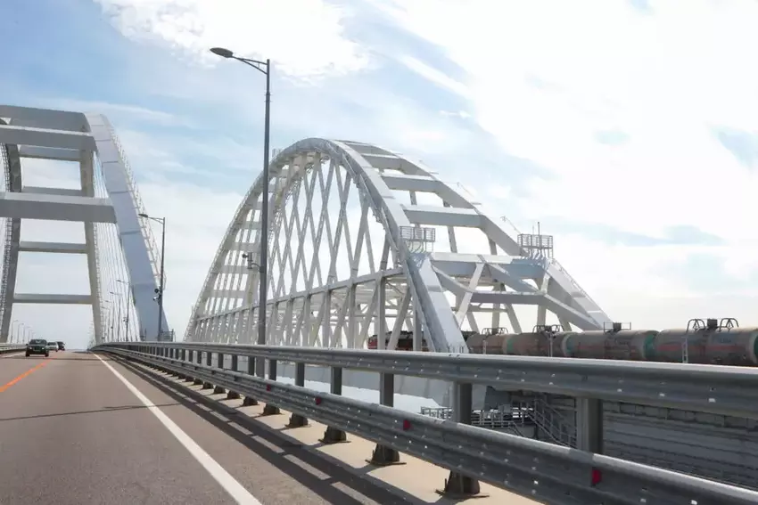 Britischer Geheimdienst: Russland verstärkt die Verteidigungsanlagen der Kertsch-Brücke mit Lastkähnen, um sie vor ukrainischen Marinedrohnen zu schützen