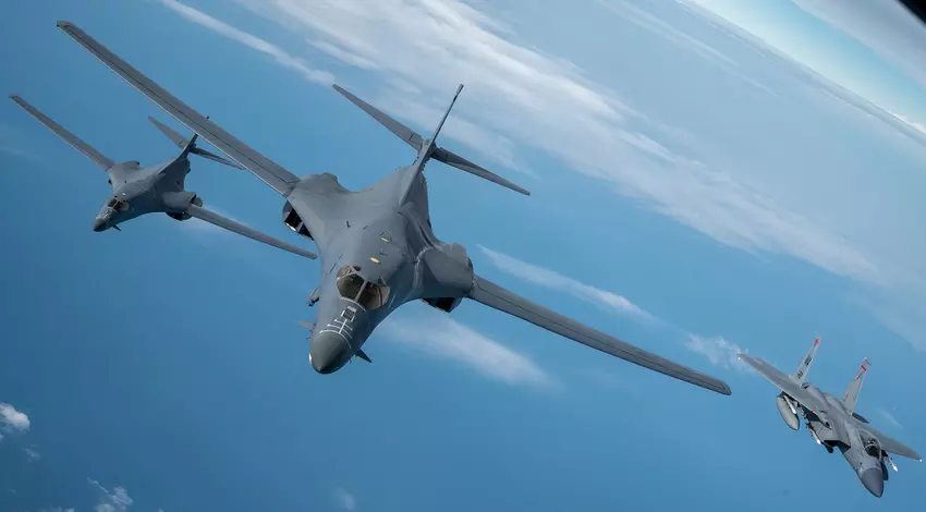 Die US-Luftwaffe hat ihre eigenen strategischen Bomber vom Typ B-1B Lancer bei der Rückkehr aus Europa abgefangen und einen Angriff auf die USA und Kanada simuliert.