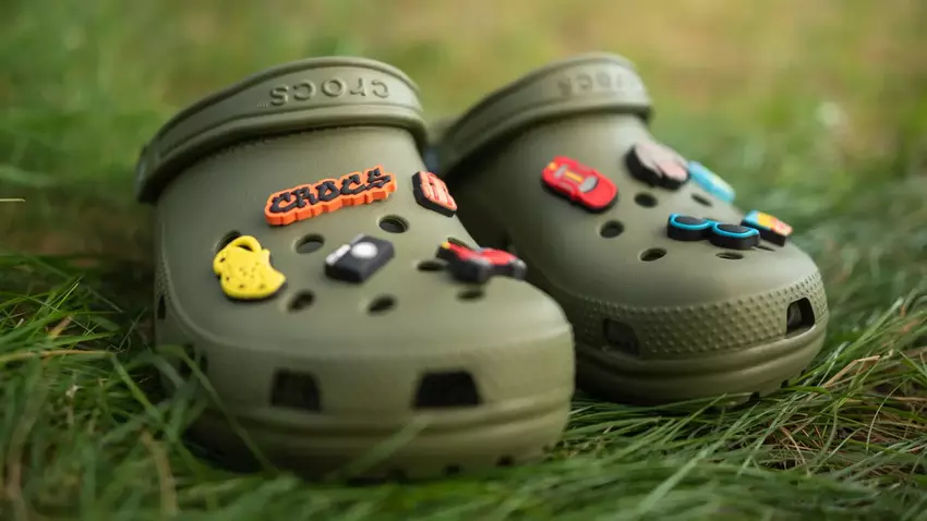 Ein Crossover, das kaum jemand erwartet hat: Fortnite hat eine Zusammenarbeit mit Crocs angekündigt - du kannst deinen Charakter in gebrandete Sandalen kleiden