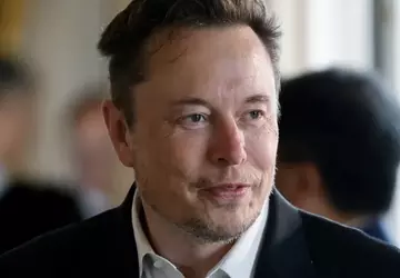 Elon Musk diskutiert mit dem italienischen ...