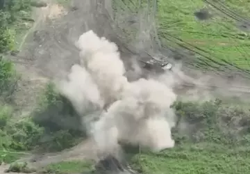 Ukrainische Streitkräfte beschießen Konvoi russischer Panzer ...