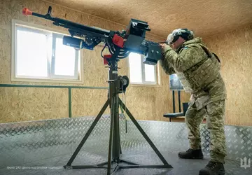 Körperpanzer, VR-Helm und Maschinengewehr: Wie die ...