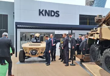 Neuer mit einer 30-mm-Kanone bewaffneter Roboter ...