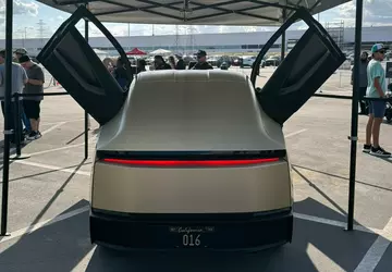 Tesla demonstriert erstmals unbemanntes Robotaxi bei ...