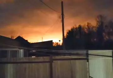 Unbemannte Luftfahrzeuge greifen ein Chemiewerk in ...