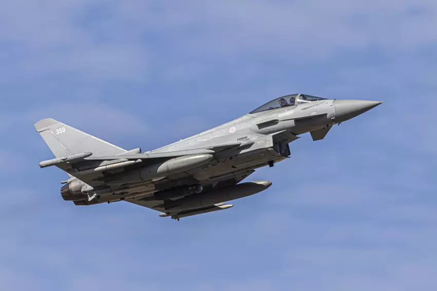 NATO alarmiert Eurofighter Typhoon-Kampfflugzeuge, um drei russische Flugzeuge über dem Finnischen Meerbusen abzufangen
