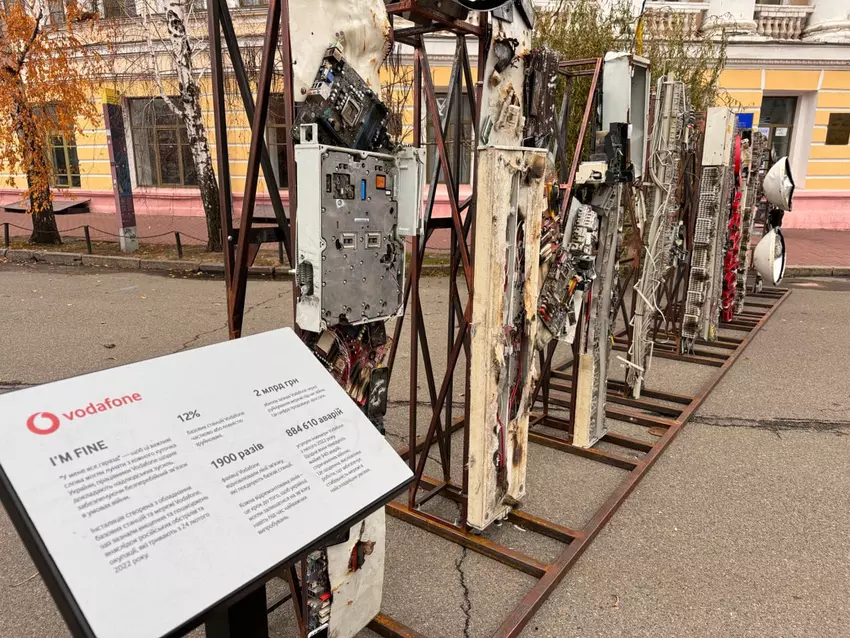 Installation 'I'm fine' aus Telekommunikationsgeräten auf dem Kontraktova-Platz in Kiew