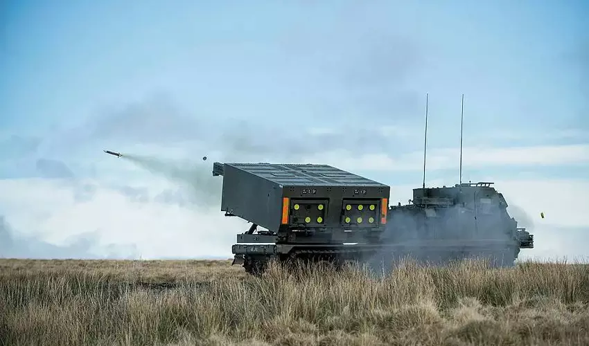 Das Vereinigte Königreich wird seine Flotte an aufgerüsteten M270B2 MLRS-Mehrfachraketen mit einer vielversprechenden Startreichweite von bis zu 1.000 km erweitern.