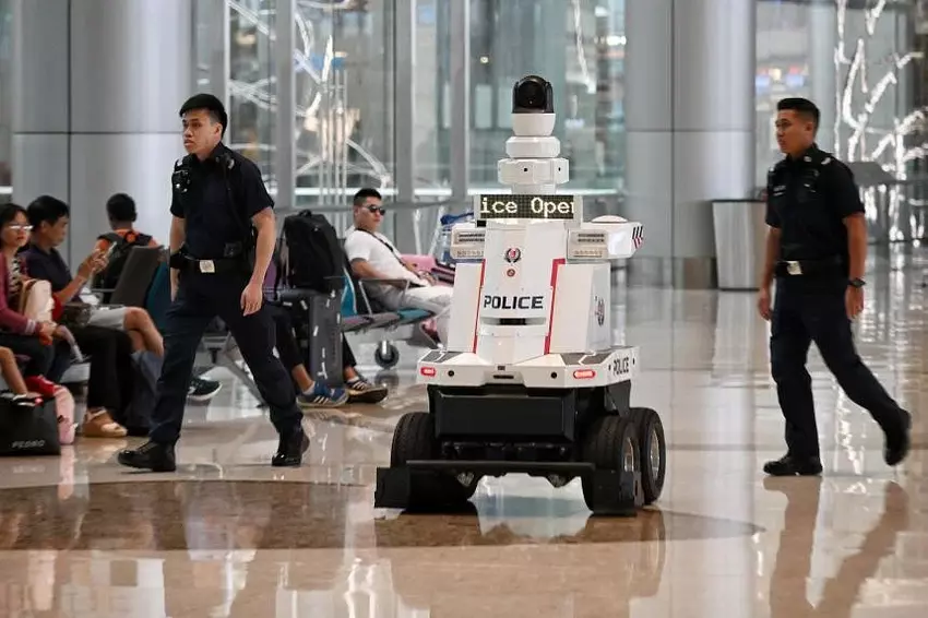 Singapur wird die Zahl der Roboter zur Überwachung von Straßen und öffentlichen Plätzen erhöhen