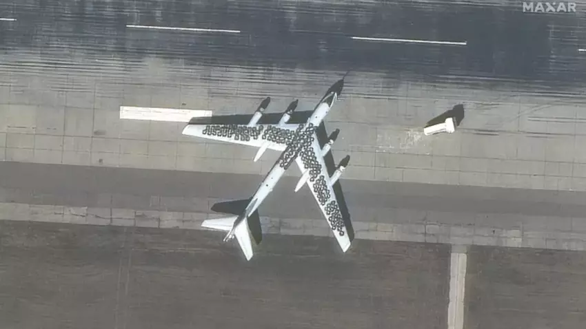 Russland überzieht Militärflugzeuge mit Reifen, um ukrainische Raketen zu verwirren