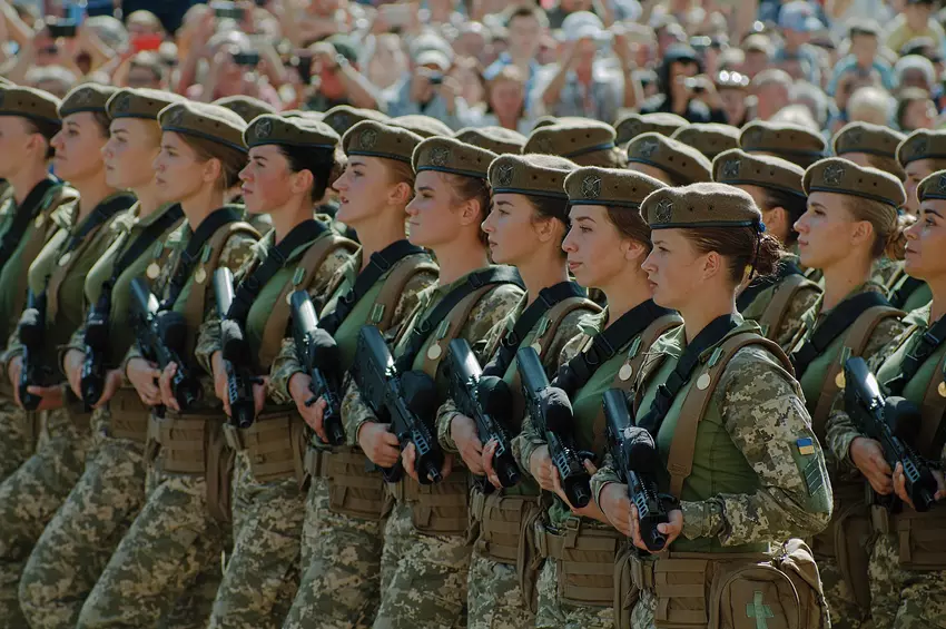 In einigen Regionen der Ukraine sind fast die Hälfte derjenigen, die zur Armee gehen wollen, Frauen