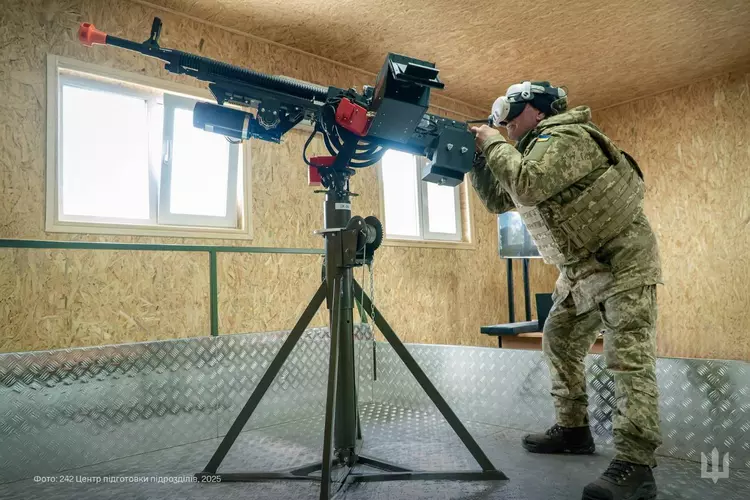 Körperpanzer, VR-Helm und Maschinengewehr: Wie die ...