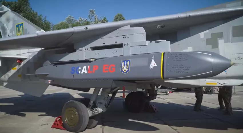 Zelenskyy zeigte erstmals französische SCALP-EG-Raketen mit einer Startreichweite von mehr als 250 Kilometern an einem ukrainischen Su-24-Frontbomber