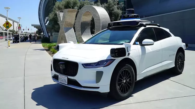 Kalifornien bestraft Roboterautos: Neue Regeln für ...