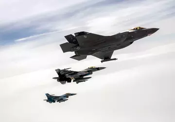 Die US-Luftwaffe testet das Kampfflugzeug F-35 ...