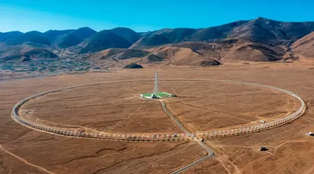 China hat das größte Radioteleskop der Welt in Betrieb genommen - es hat 313 6 Meter lange Antennen, die in einem Kreis mit einem Durchmesser von 3,14 km angeordnet sind