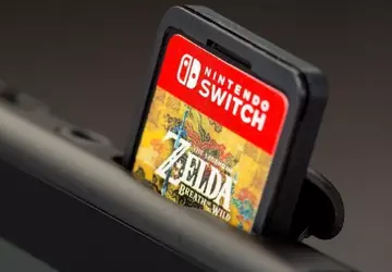 Chinesische Zollbeamte halten eine Frau fest, ...