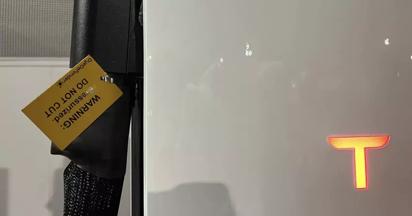 Warnung auf dem Ladekabel vor unter Druck stehendem Farbstoff im Inneren