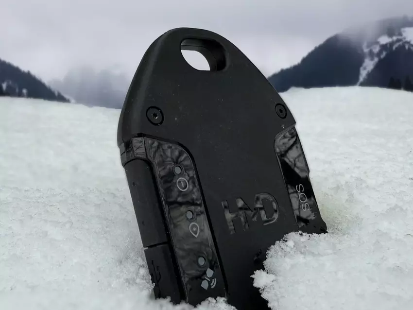 HMD OffGrid im Schnee inmitten eines Berggebiets