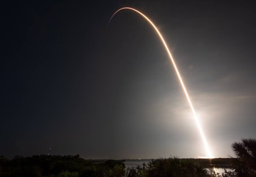 SpaceX bringt 10 Satelliten zur Verfolgung ...