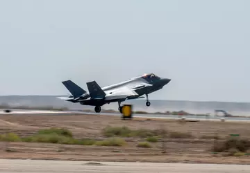 Ein Geschwader von F-35 Lightning II-Kampfjets ...