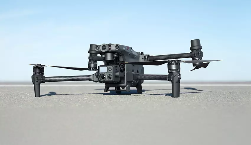 Ukrainische FPV-Drohne für $400 in der Luft angegriffen eine seltene russische Drohne DJI Matrice 30T im Wert von $14.000