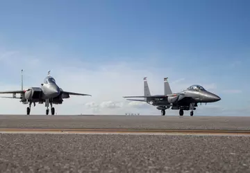 Elektronische Kampfausrüstung für F-15 Eagle-Kampfjets um ...