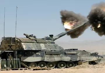 Eine deutsche Panzerhaubitze 2000 zerstörte ein ...