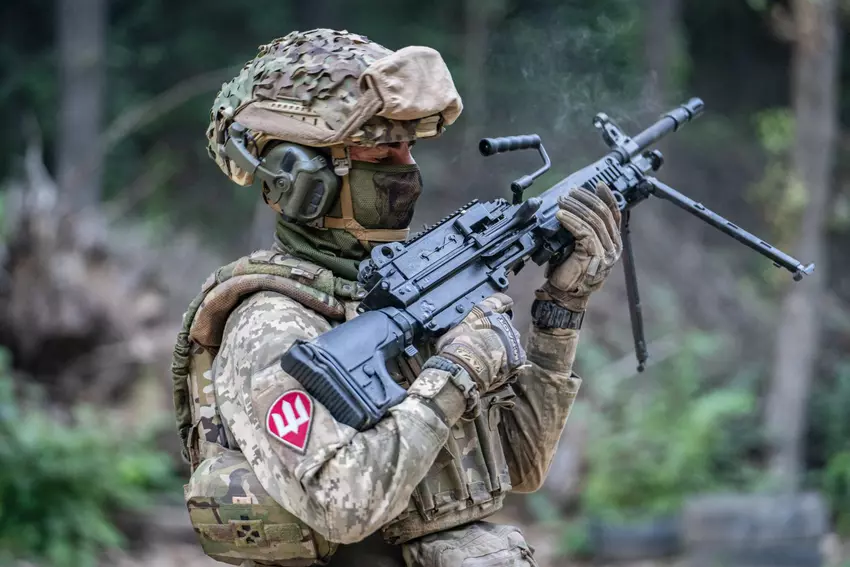 FN Minimi in der 82. Separaten Mechanisierten Brigade. Illustration: "Komm lebendig zurück"